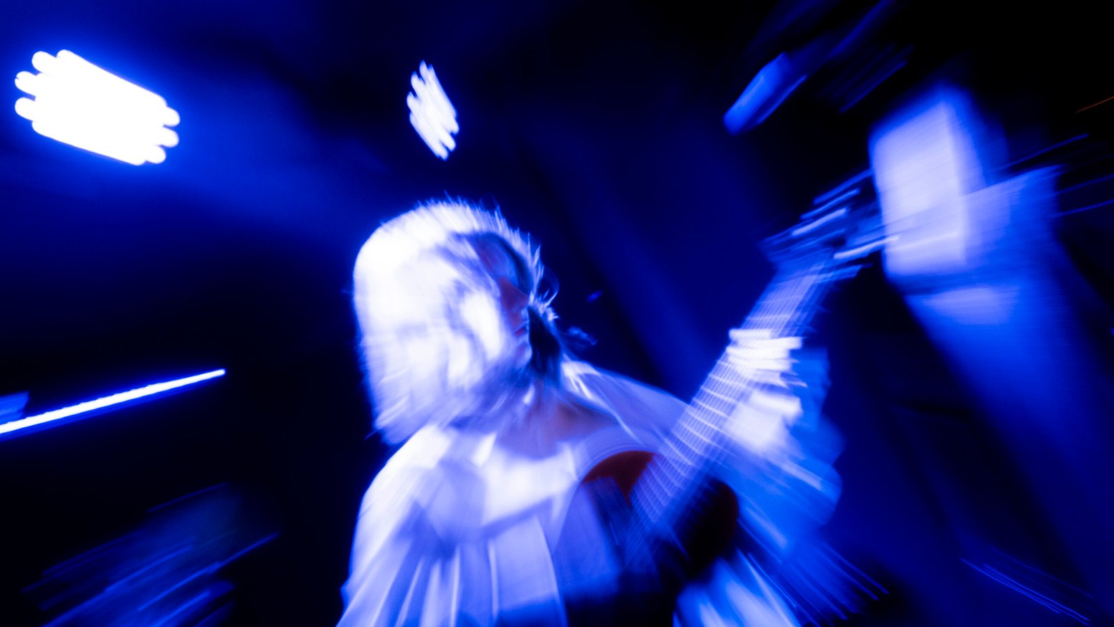 L’incanto di carezze e fuzz: la musica di Any Other conquista Torino