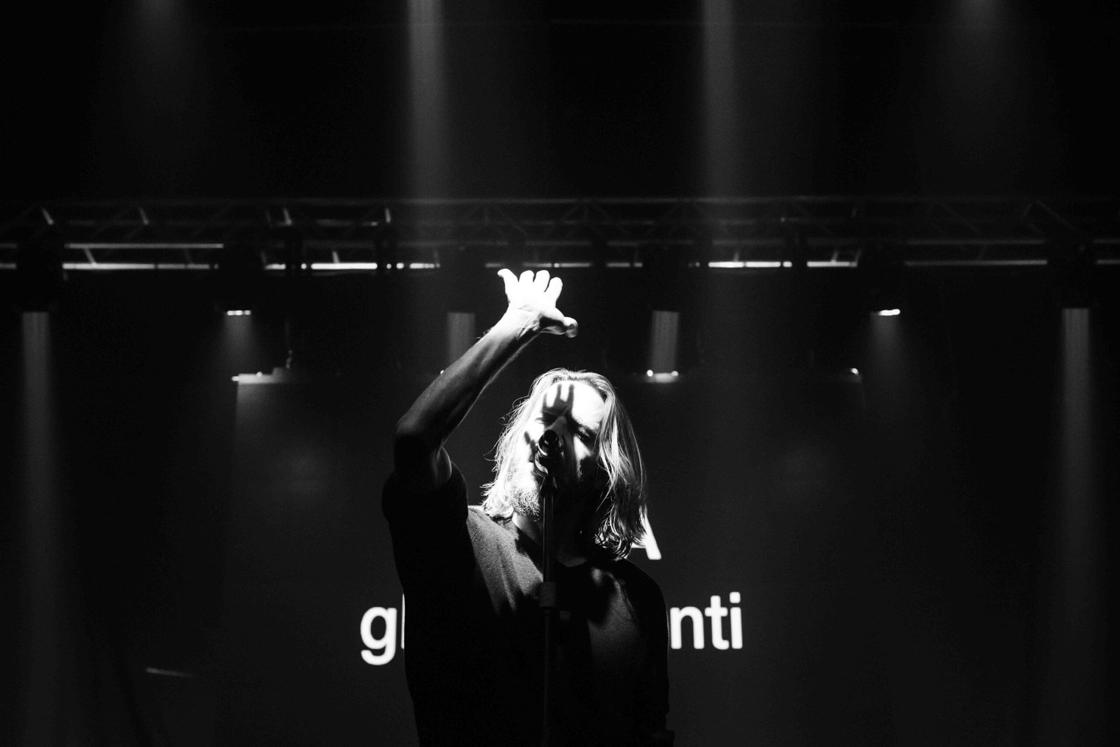 Contro il nero dei nuovi anni Venti, gli ultimi umani sono gli Estra