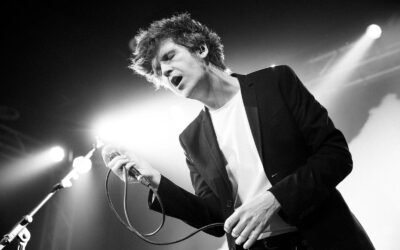 Come fa Dente a essere sempre così unico sul palco?